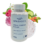 Frasco-de-Argila-Complex-Acalma-Spa-Basics-cercado-por-ingredientes-naturais-com-foco-nos-componentes-de-argila-branca-e-dolomita.